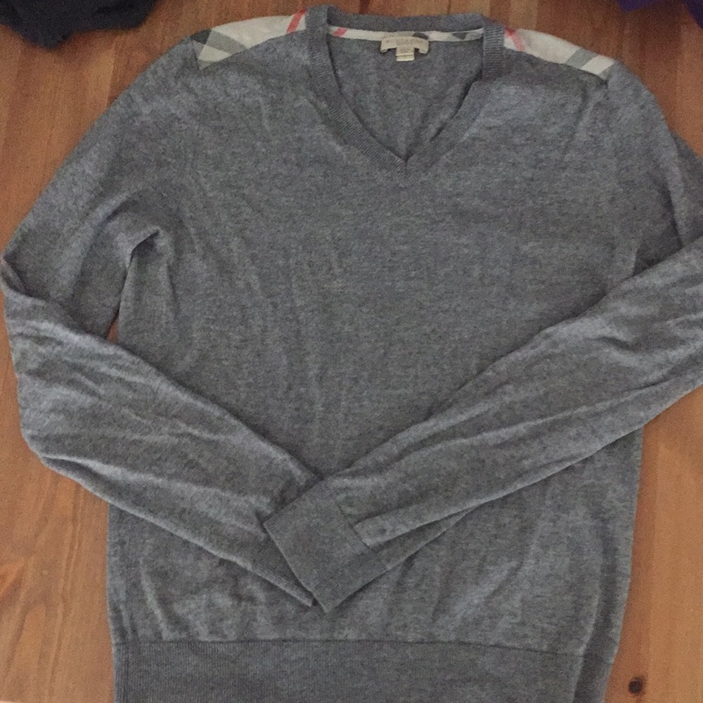 Burberry Wool v-neck sweater size small